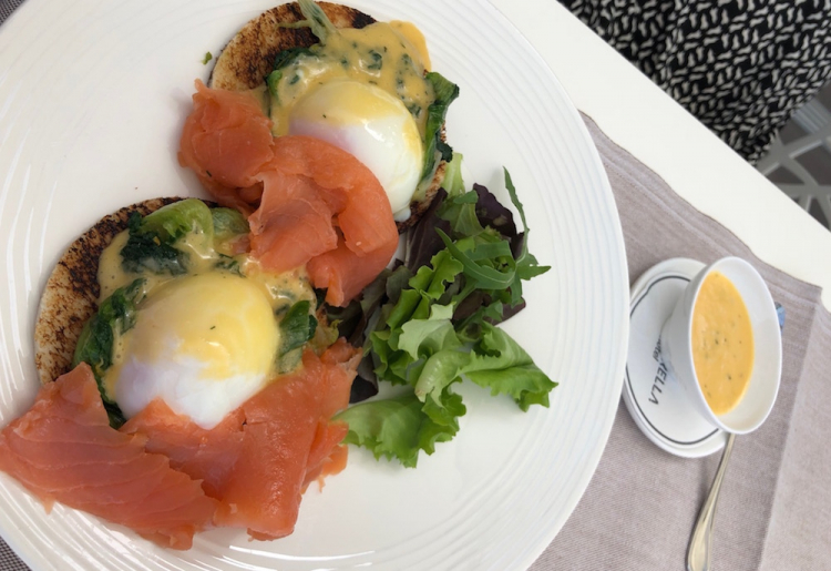 Le Eggs Benedict della colazione hanno la scarola al posto degli spinaci
