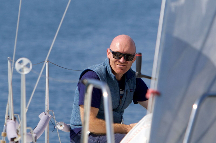 Alfio Ghezzi sulla barca a vela nel golfo di tries
