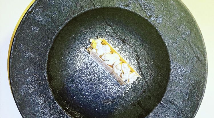 Panna cotta con caramello salato, pop-corn salato e zucchero a velo vanigliato