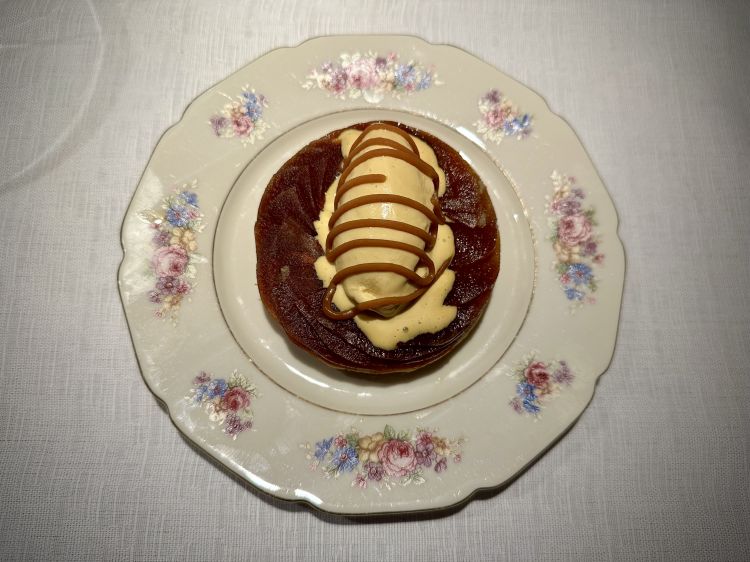 Tarte tatin con gelato al caramello salato
