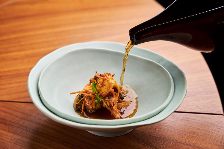 Agemono
Kakiage (tempura di gamberi), cozze e fave in brodo dashi. Agemono è l'equivalente di deep fried, frittura per immersione
