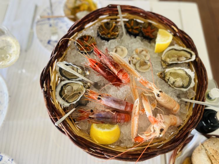 Un Plateau Royale (anzi Nu piatt da re, scritto in pugliese nel menu) componibile a piacere a Cala Masciola. Il pescato arriva dalle pescherie di Savelletri e Monopoli o da allevamenti di Gallipoli: ostriche del Gargano o del Delta del Po, gamberi rossi, scampi, noci, ricci di mare, gamberi bianchi (che finiscono anche in una favolosa zuppa fredda di pomodoro)