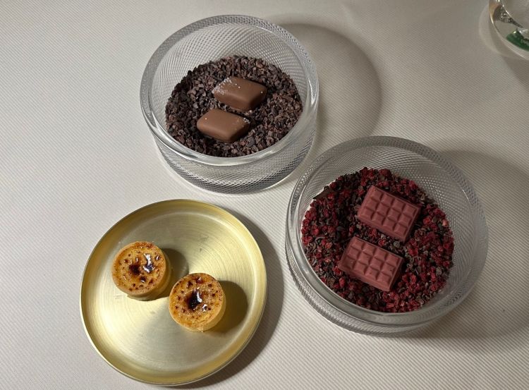Coccole finali: Tartelletta di crème brûlée; Cioccolatino al caramello salato e Tavoletta di cioccolato ruby con grué di cacao e lamponi
