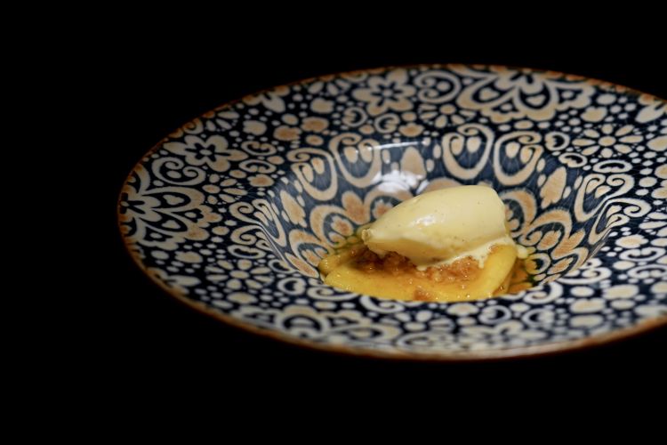 Crêpe Suzette “savonese” al chinotto: una rilettura territoriale della Crêpe Suzette. Il Grand Marnier viene sostituito da un liquore al chinotto della famiglia Pesio, mentre al posto dell’arancia viene utilizzata una purea-marmellata di chinotto. Il risultato conserva l’impianto del dessert francese, ma lo porta decisamente verso la Liguria e il Savonese