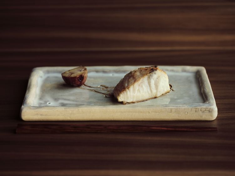 Gindara: merluzzo nero marinato nel miso fermentato (ishio) con castagna (a sinistra)
