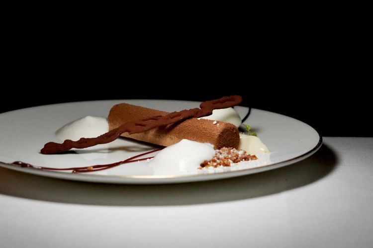 Equilibrio verticale: mousse alla liquirizia, cremoso al Baileys, spuma all'anice e sorbetto al lime