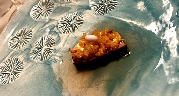 Fegato di vitello, kimchi, lavanda e confetto di pinolo
Un gioco formidabile che ricorda casualmente il fegato alla veneziana con cipolle. Qui c'è una selezione molto attenta alle materie prime e c'è anche brodo di lavanda, che apporta una funzione solo olfattiva (il cucchiaio non viene servito), floreale. Il confetto iper-croccante di pinolo è una gemma. Per goduria palatale, siamo al picco
