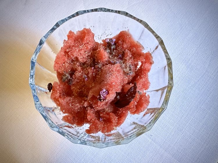 Granita di prugne, panna cotta e shiso: anche qui, il gioco è quello di scovare la panna cotta, posta sul fondo, la quale bilancia l’acidità fresca delle prugne