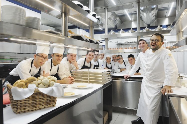 Gli chef Fabio Pisani e Alessandro Negrini nella nuova cucina
