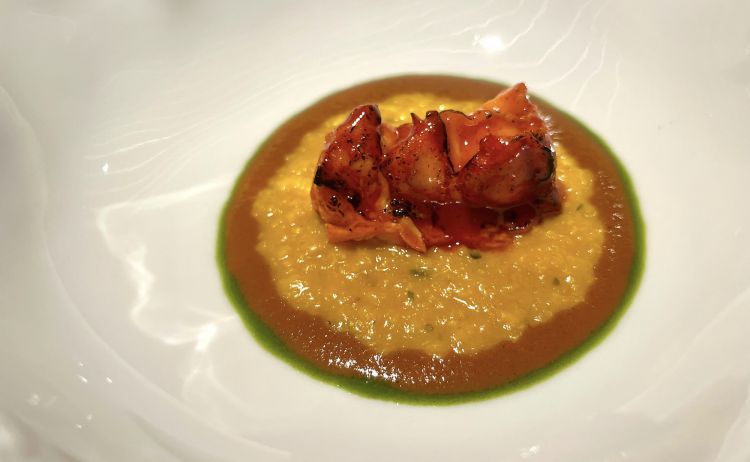 L'highlight della sezione Coastal plans & Islands"del menu è questa favolosa Coda di aragosta cotta al carbone con thakali thokku, una ricetta super-umamica tipica della Costa di Malabar, nel Kerala, regione a sud-ovest dell'India, ottenuta con pomodoro fresco, tamarindo e khichdi di mais. I piatti di questa vasta porzione d'India, spiega Himanshu, sono il prodotto delle genti di mare approdate nel Subcontinente. C'è un uso creativo grandissimo di frutta come mango, banana, ananas, guava, tutte guarnizioni dolci di piatti di pesce e frutti di mare