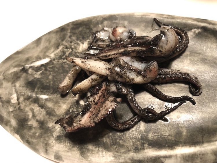 Prosecucion: calamaro estivo. Appena dopo il "fazzoletto", è servito un calamaro classicissimo alla griglia. Consistenza e poi gusto
