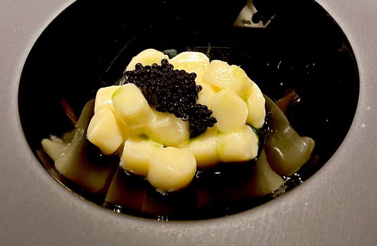 Gnocchetto mezzano (quindi di formaggio di malga), servito con latticello, levistico e caviale d’aringa. Sapori d’altri tempi ravvivati e alleggeriti
