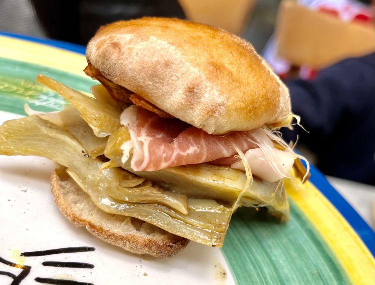 Il clamoroso panino Annarell' di Ciro Oliva, pizzeria Concettina ai Tre Santi. Contenuto: provola, carciofi, crudo 24 mesi
