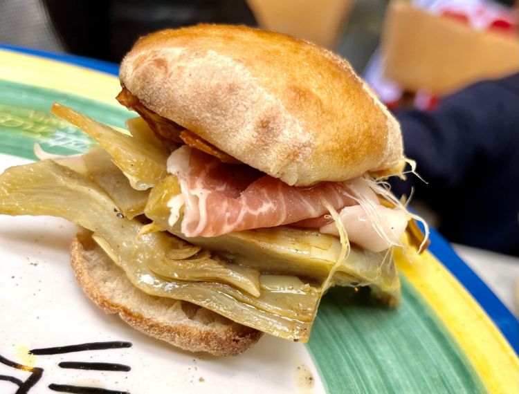 Il clamoroso panino Annarell' di Ciro Oliva, pizzeria Concettina ai Tre Santi. Contenuto: provola, carciofi, crudo 24 mesi
