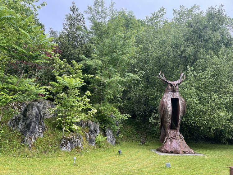 La celebre scultura del gufo che veglia il parco del Mugaritz

