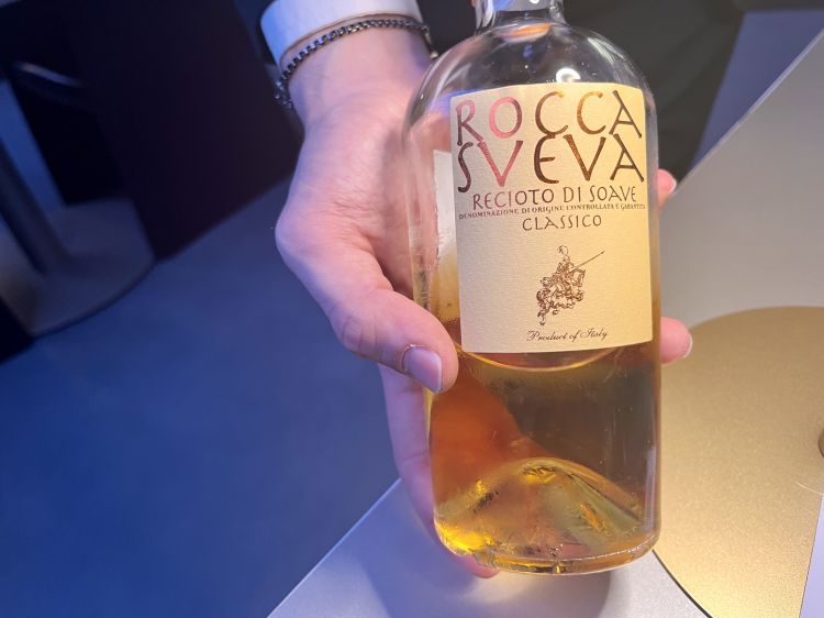 Chiusura ancora con Rocca Sveva. Il Recioto di Soave 2018 è ricavato da uva garganega in purezza, appassita su graticci. Il 20% è affetto dalla nota muffa nobile (botrytis cinerea), che regala profondità al naso e al palato. Macerazione metà acciaio, metà barrique
