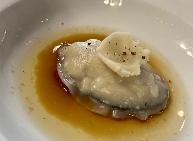 Raviolo, ostrica e marzapane
Un raviolo che trattiene un’ostrica rosa del Delta del Po («qui solo ingredienti italiani», s’affretta a specificare il cameriere). Sotto, olio alla brace; sopra, un’unghia di marzapane croccante
