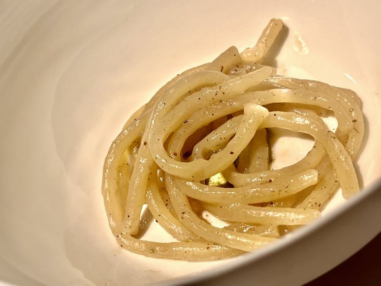 Strozzapreti, salsa di cipolla caramellata, estratto all'alloro, cardamomo e pepe selvatico. Con la pronunciata callosità della pasta fresca, vince l'aura limonosa e balsamica dell'alloro (ps. la grammatura del piatto è più ridotta del consueto, su richiesta del commensale)
