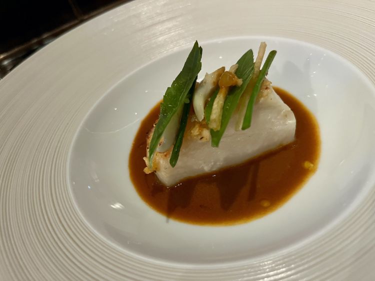 Filetto di rombo scozzese con salsa di coccco e salsa di gamberi piccante