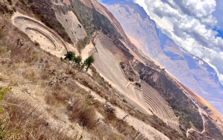 Le ormai celebri terrazze circolari di Moray, un vero serbatoio agricolo andino. Già abitate da civiltà pre-colombiane (etnia Wari, 700-1.200 avanti Cristo), conobbero secoli di splendore nell'inter-regno Inca, quindicesimo e sedicesimo secolo. Si ipotizza che le depressioni delle terrazze siano originariamente il prodotto di un meteorite caduto milioni di anni fa
