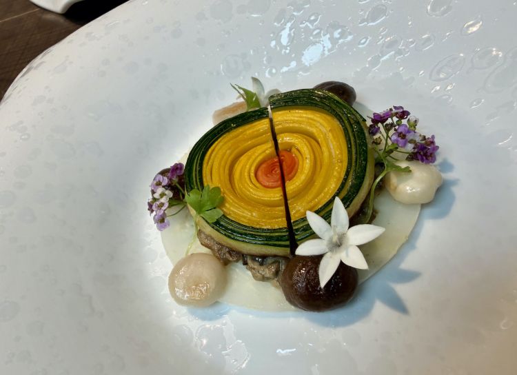 Fuzzy gourd (zucca pelosa) e zucchine con funghi shimej marroni e bianchi. Un piatto à la Noma menu vegetale