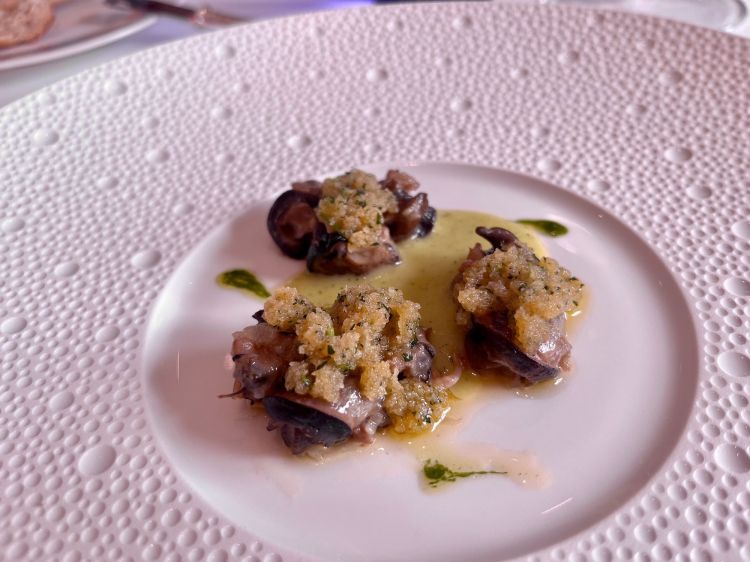 Chiocciole petit gris della pianura con salsa di erbe aromatiche e aglio dolce 
Un altro grande classico di Nadia e Giovanni Santini, sempreverde in un'epoca in cui le lumache paiono meno popolari di un tempo (a torto)
