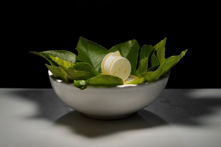 Limone: spumone al limone, crema di limone, dadolata di limone e meringa al limone