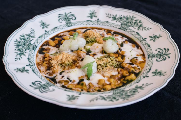 Ditalini del Pastificio Dei Campi, carote arrosto, crostacei, panna acida e finocchietto selvatico di Chia
