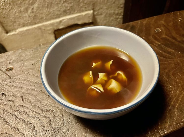 Ravioli di castagne in brodo di verza e noce moscata

