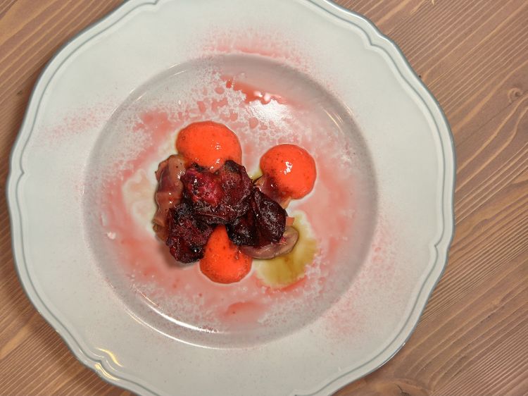 Rognone, ciliegie, petali di rosa e alchermes. Il rognone viene cotto in padella, a fiamma viva, nel burro nocciola. In accompagnamento, ciliegie fermentate, petali di rosa alla brace e una spuma all’alkermes. Prima del servizio, il piatto viene nebulizzato con lo stesso alkermes, prodotto in casa. Capolavoro, ne abbiamo scritto sopra