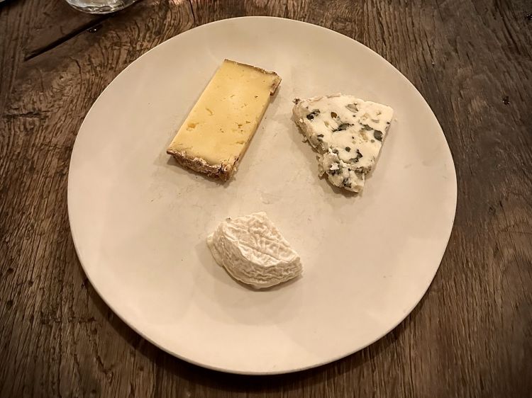 Formaggi (tutti da piccoli artigiani e tutti stagionati): Crottin de Chèvre (Jura), Toma di vacca (Auvergne), Roquefort (Aveyron).