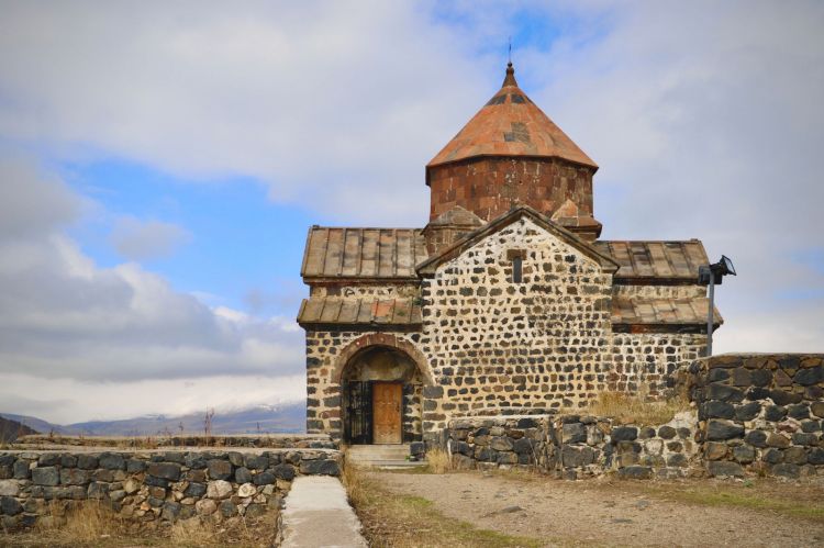 Sevanavank, maestoso complesso eretto nel 1874 sopra al lago di Sevan, a est di Yerevan. Iniziarono a costruirlo nell'anno 874, su ordine dell principessa Mariam, figlia di Ashot, sovrano che regnò nella cosiddetta "seconda età dell'oro armena", alla fine del primo millennio
