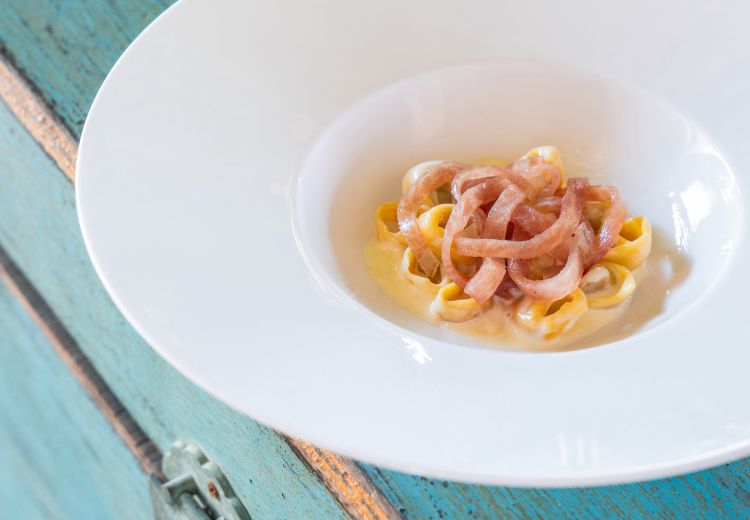 Tortellini panna e prosciutto, che andrebbe scritto tra mille virgolette: i tortelli sono ripieni di genovese di tonno e le listarelle sopra sono di prosciutto di ventresca di tonno dell'Elba