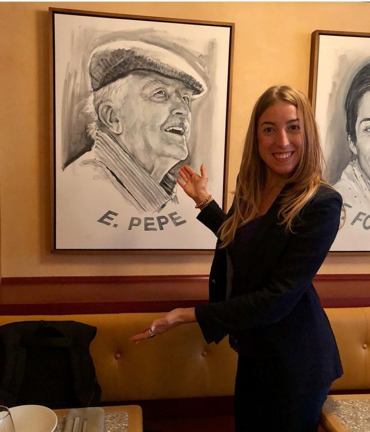 Una orgogliosa Chiara davanti al ritratto del nonno nel ristorante italiano Fausto a New York
