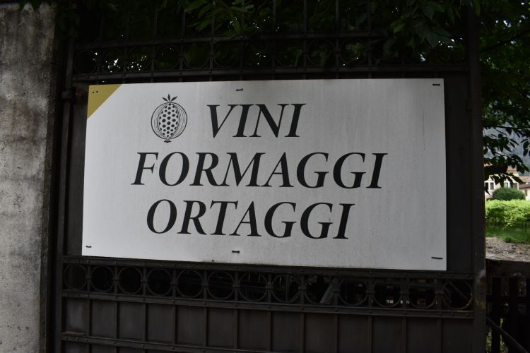 Vini, Formaggi, Ortaggi. La diversificazione agricola è dichiarata già dai cancelli d'entrata ed è parte fondante dell'identità aziendale