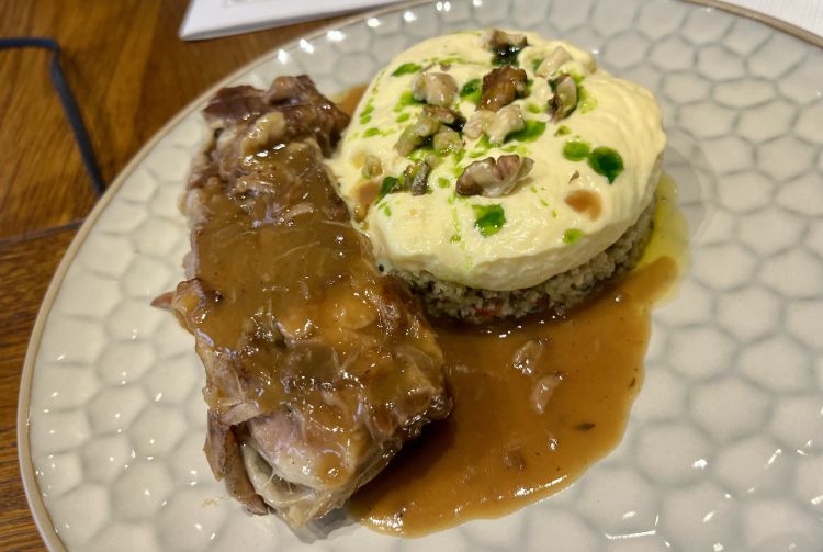 L'Agnello cotto in bassa temperatura nel suo succo, tabulè, spuma di rosmarino, salsa gravy e olio al basilico del ristorante Thyme