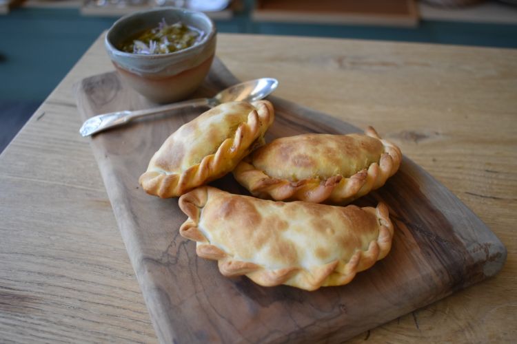 Empanadas ma in questo caso, invece che di carne bovina, di capretto: la proteina tipica di Mendoza