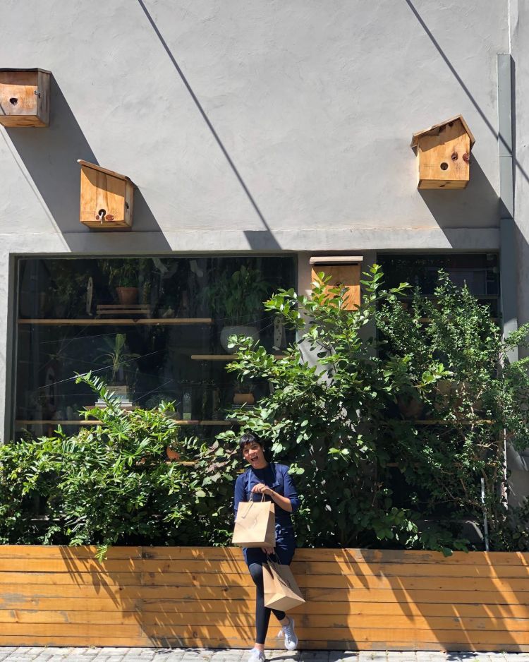 Manu Buffara davanti al suo ristorante Manu di Curitiba, in Brasile. Sulla facciata sono installate delle arnie per facilitare la sopravvivenza delle preziose api native del Paranà