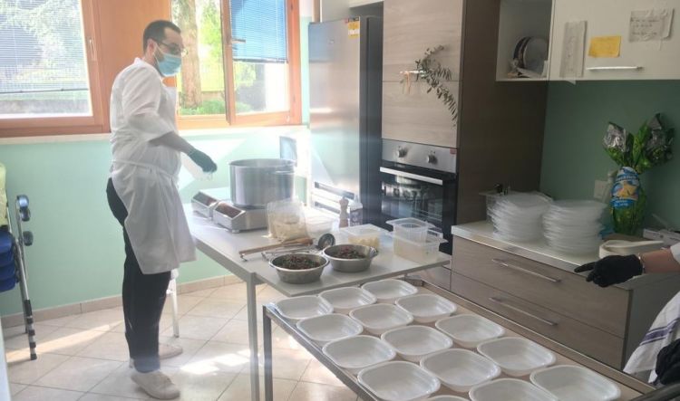 Un immagine della preparazione del pranzo nell’Ospedale Covid di Marzana

