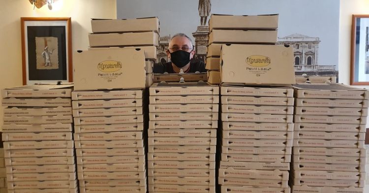 Enzo Coccia "mascherato" dietro ai cartoni delle pizze
