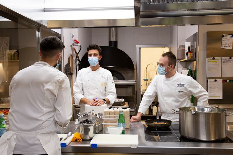 Momenti di condivisione e amicizia nelle cucine di Identità Golose Milano, dove i giovani chef della S.Pellegrino Young Chef Academy sono stati accolti dal resident Edoardo Traverso
