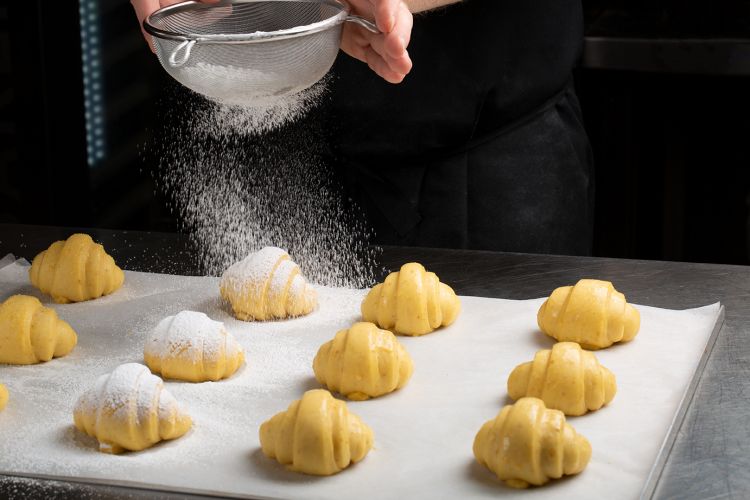 All'interno degli spazi di Nhero vive anche un laboratorio di pasticceria e prodotti da forno proposti nell'intero arco della giornata dalla colazione all'aperitivo
