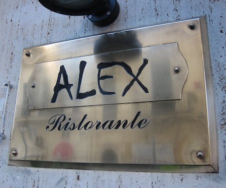La targa all'ingresso del ristorante di Alessandra Moschettini e Alessandro Libertini a Lecce.