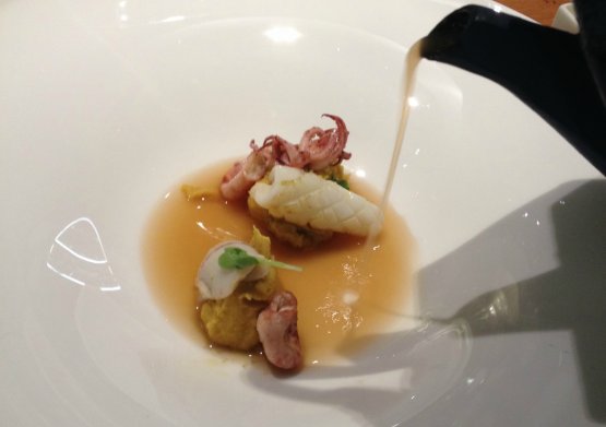 Il Rosemary’s Ceci: crema di ceci al curry con calamaretti, olio all’estratto di rosmarino e brodo intenso di calamari, splendido piatto di Viviana Varese. Sarà possibile assaggiarlo al Festival. (foto Passera)