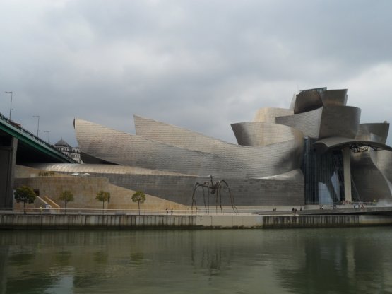 Il museo Guggenheim di Bilbao visto dall’altra s
