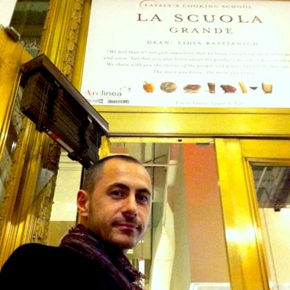 Francesco Apreda, chef dell'Imago, il ristorante dell'hotel Hassler a Roma, davanti all'ingresso di Eataly a New York