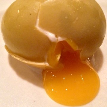 Questo non è un uovo, questo è il Broken egg, l'Uovo rotto, sorprendente dessert proposto da Matthew Lightner al ristorante Atera di Manhattan