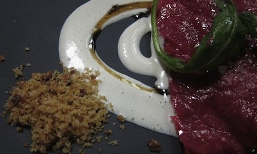 Il Carpaccio di manzo al ginepro con salsa di pino