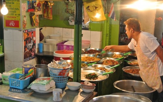 Nelle vie di Bangkok domina lo street food. I marc