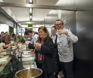 Massimo Bottura con Cristina Ziliani nello stand Berlucchi (foto Brambilla-Serrani)